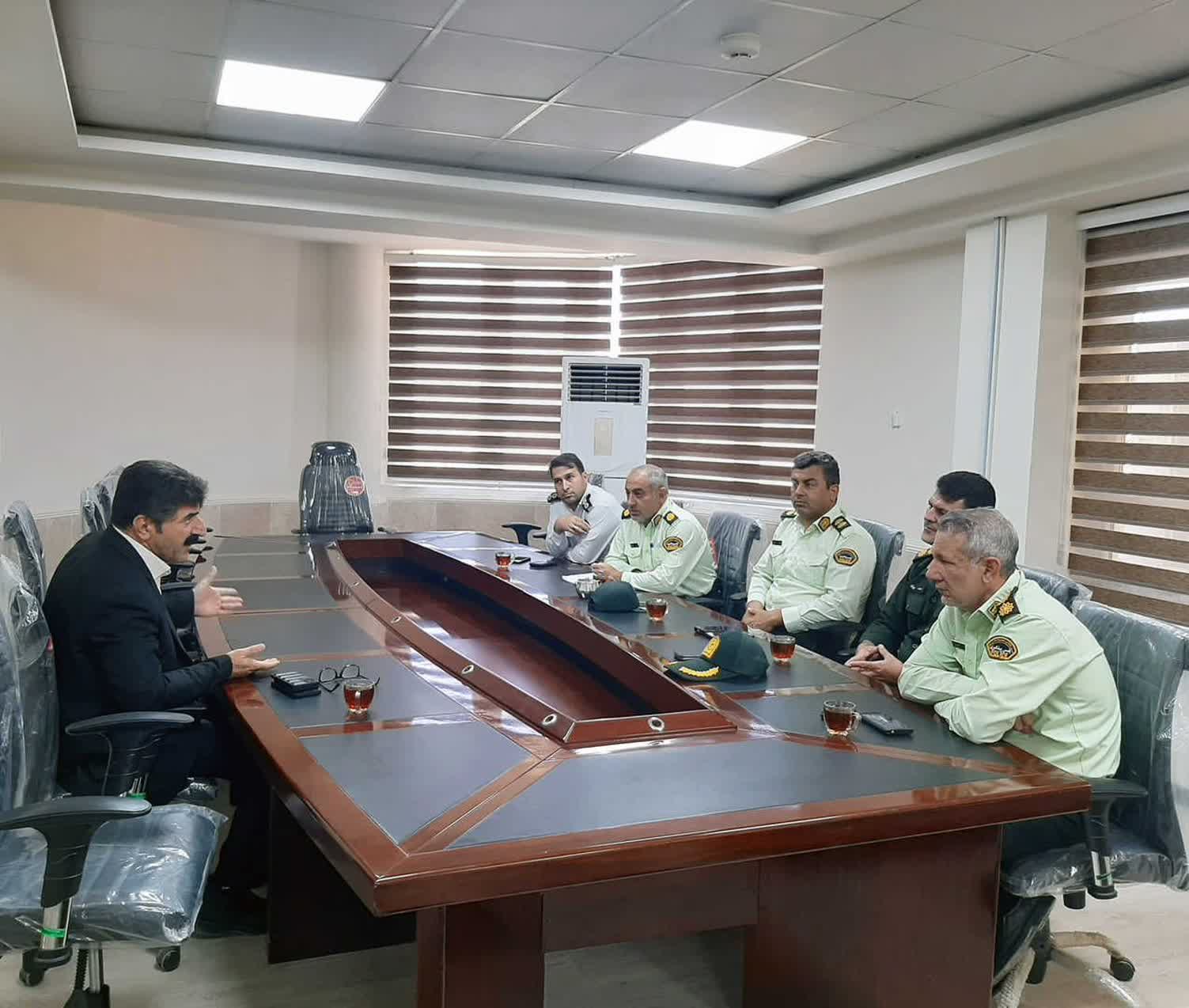 بررسی و اتخاذ تدابیر لازم جهت رفع سد معبر و ساماندهی دستفروشان و وانت‌بارها در سطح شهرایوان